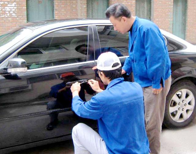 泸定汽车钥匙丢在车里面怎么办?